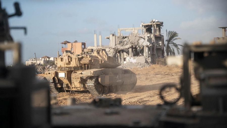 Tentara Israel saat operasi darat tentara Israel melawan kelompok Islam Palestina Hamas, di Jalur Gaza, Senin (13/11/2023). (Israel Defense Forces/Handout via REUTERS)