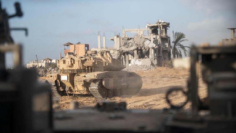 Tentara Israel saat operasi darat tentara Israel melawan kelompok Islam Palestina Hamas, di Jalur Gaza, Senin (13/11/2023). (Israel Defense Forces/Handout via REUTERS)