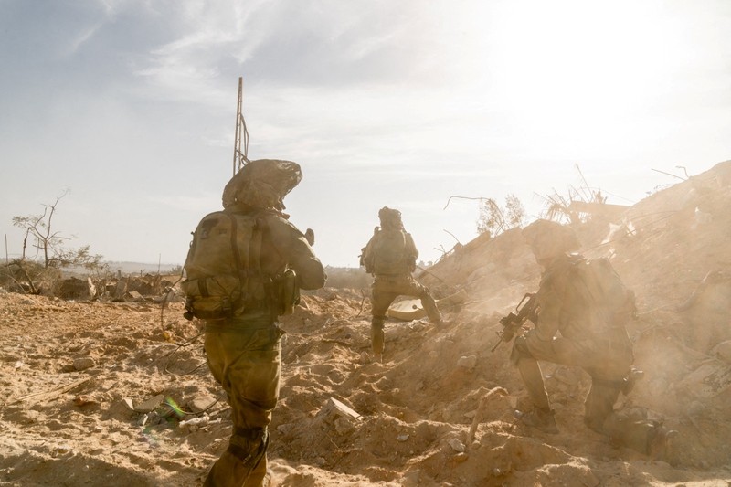 Tentara Israel saat operasi darat tentara Israel melawan kelompok Islam Palestina Hamas, di Jalur Gaza, Senin (13/11/2023). (Israel Defense Forces/Handout via REUTERS) Tentara Israel saat operasi darat tentara Israel melawan kelompok Islam Palestina Hamas, di Jalur Gaza, Senin (13/11/2023). (Israel Defense Forces/Handout via REUTERS)