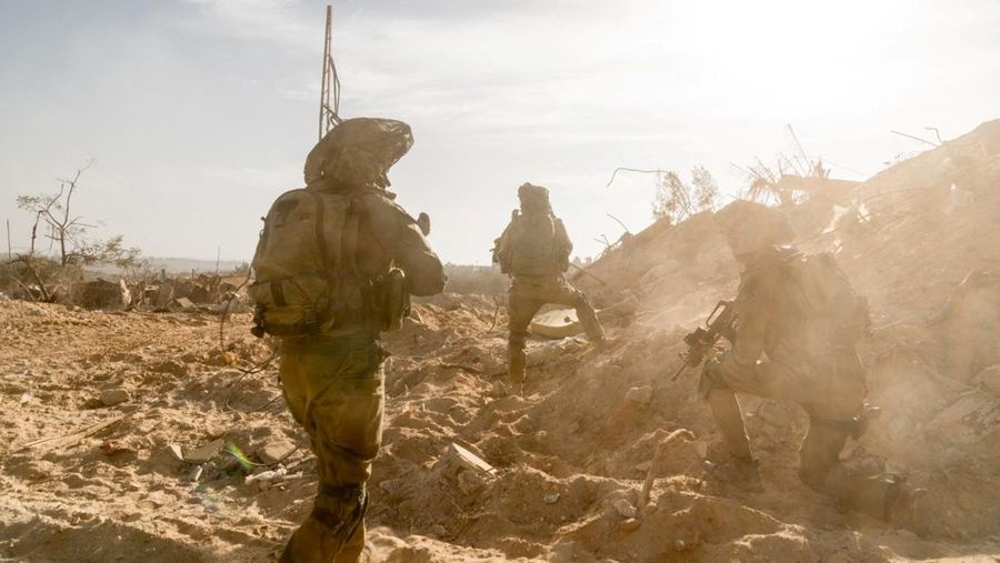 Tentara Israel saat operasi darat tentara Israel melawan kelompok Islam Palestina Hamas, di Jalur Gaza, Senin (13/11/2023). (Israel Defense Forces/Handout via REUTERS)