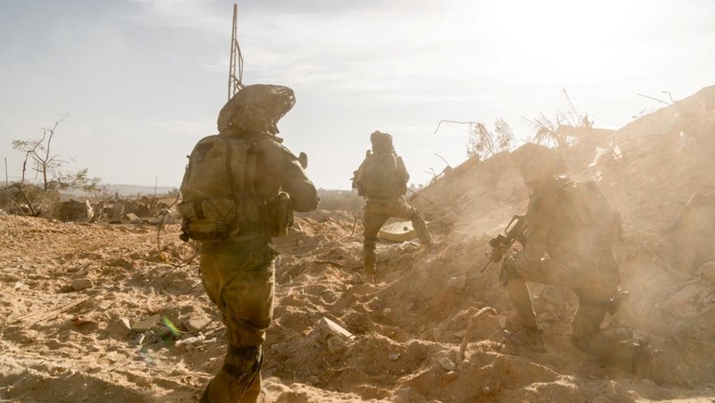 Tentara Israel saat operasi darat tentara Israel melawan kelompok Islam Palestina Hamas, di Jalur Gaza, Senin (13/11/2023). (Israel Defense Forces/Handout via REUTERS)
