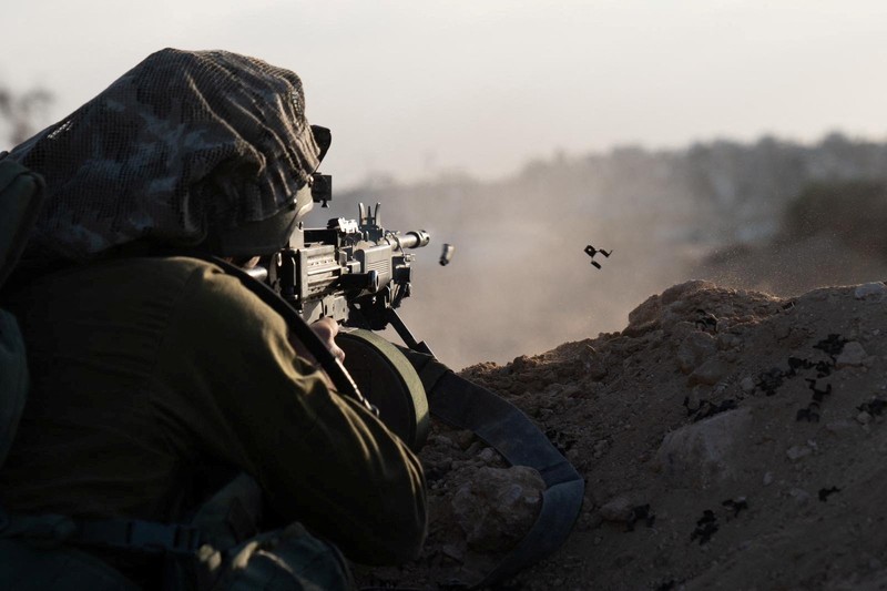 Tentara Israel saat operasi darat tentara Israel melawan kelompok Islam Palestina Hamas, di Jalur Gaza, Senin (13/11/2023). (Israel Defense Forces/Handout via REUTERS)