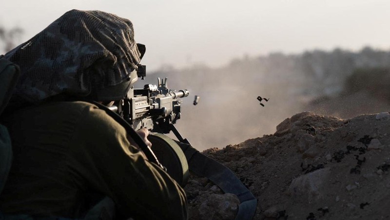 Tentara Israel saat operasi darat tentara Israel melawan kelompok Islam Palestina Hamas, di Jalur Gaza, Senin (13/11/2023). (Israel Defense Forces/Handout via REUTERS)