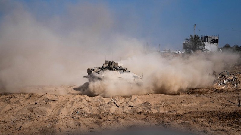 Tentara Israel saat operasi darat tentara Israel melawan kelompok Islam Palestina Hamas, di Jalur Gaza, Senin (13/11/2023). (Israel Defense Forces/Handout via REUTERS)