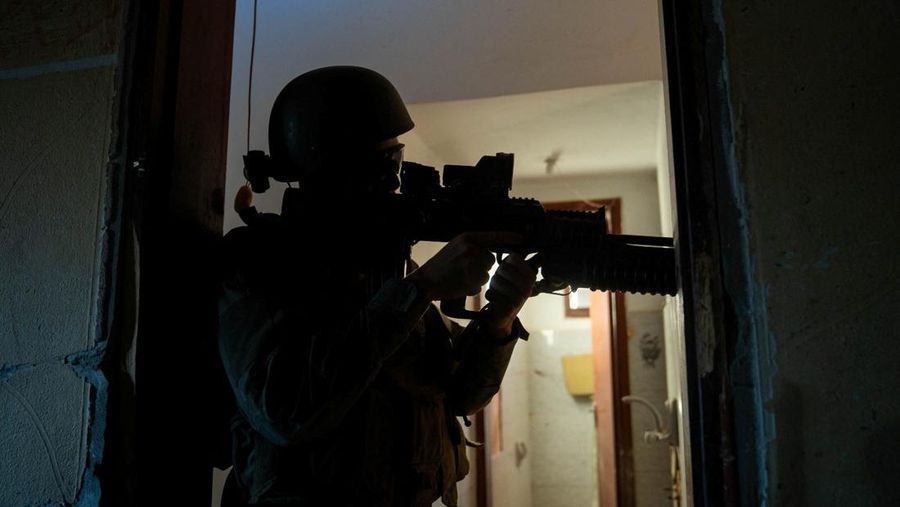 Tentara Israel saat operasi darat tentara Israel melawan kelompok Islam Palestina Hamas, di Jalur Gaza, Senin (13/11/2023). (Israel Defense Forces/Handout via REUTERS)