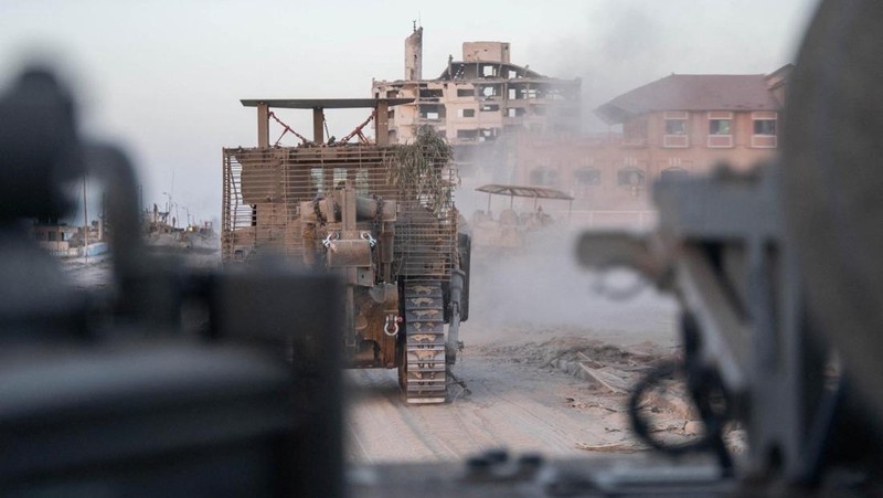 Tentara Israel saat operasi darat tentara Israel melawan kelompok Islam Palestina Hamas, di Jalur Gaza, Senin (13/11/2023). (Israel Defense Forces/Handout via REUTERS)