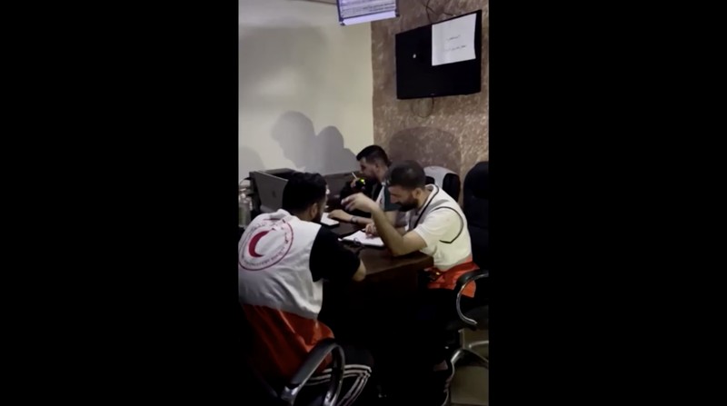 Tim medis di RS Indonesia Gaza menggunakan senter di tengah pemadaman listrik. Tim medis di RS Indonesia Gaza menggunakan senter di tengah pemadaman listrik. (Tangkapan Layar Video Reuters)