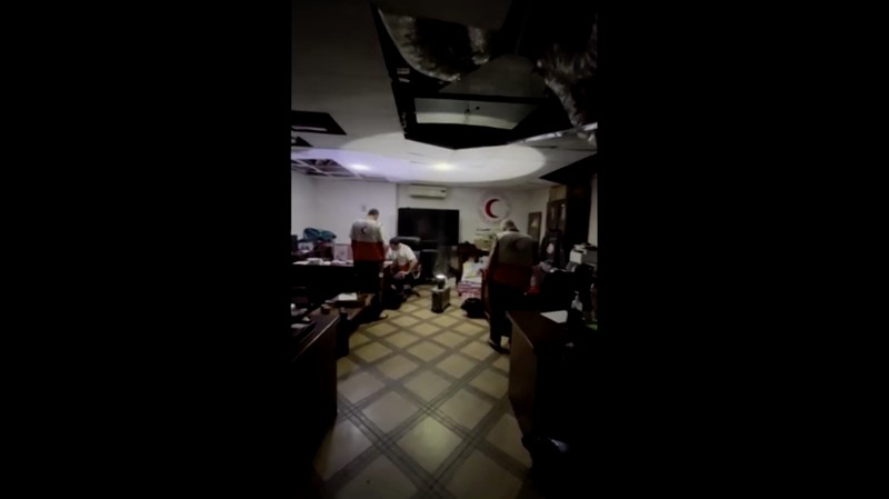 Tim medis di RS Indonesia Gaza menggunakan senter di tengah pemadaman listrik. (Tangkapan Layar Video Reuters)