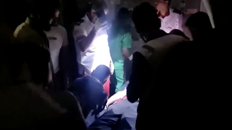 Tim medis di RS Indonesia Gaza menggunakan senter di tengah pemadaman listrik. Tim medis di RS Indonesia Gaza menggunakan senter di tengah pemadaman listrik. (Tangkapan Layar Video Reuters)