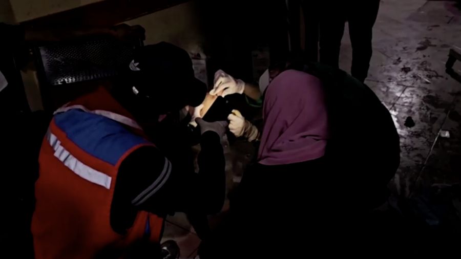 Tim medis di RS Indonesia Gaza menggunakan senter di tengah pemadaman listrik. (Tangkapan Layar Video Reuters)