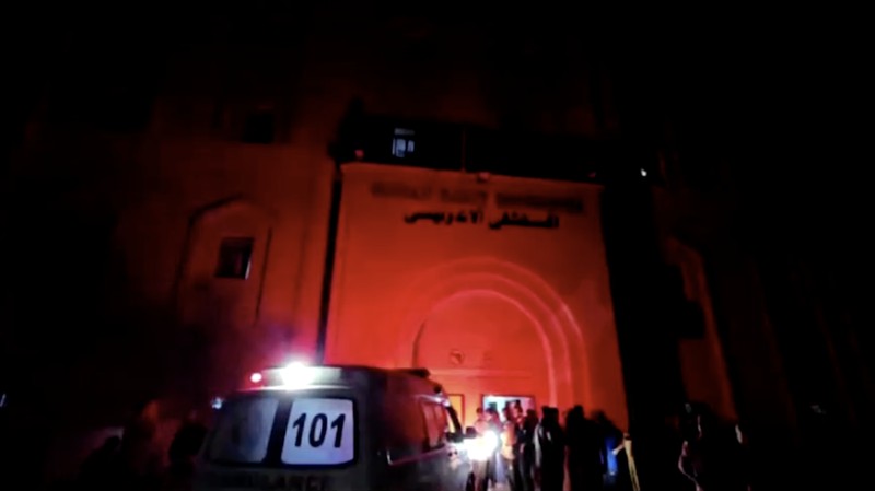 Tim medis di RS Indonesia Gaza menggunakan senter di tengah pemadaman listrik. (Tangkapan Layar Video Reuters)