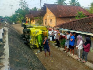 Truk Angkut Pakan Ayam Terguling ke Halaman Rumah Warga Giriwoyo Wonogiri