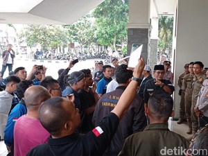 Aksi Buruh di Tasik Tuntut UMK 2024 Naik 15 Persen