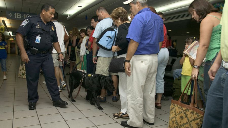 Anggota Customs and Border Protection AS melakukan pemeriksaan terhadap barang bawaan pendatang yang masuk ke Negeri Paman Sam. (Dok. US CBP)