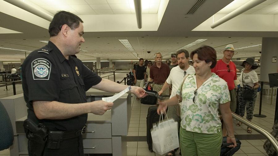 Anggota Customs and Border Protection AS melakukan pemeriksaan terhadap barang bawaan pendatang yang masuk ke Negeri Paman Sam. (Dok. US CBP)