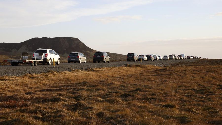 Gambaran umum kerusakan akibat aktivitas gunung berapi di lapangan golf, di Grindavik, Islandia 11 November 2023. (RUV/Ragnar Visage/Handout via REUTERS)