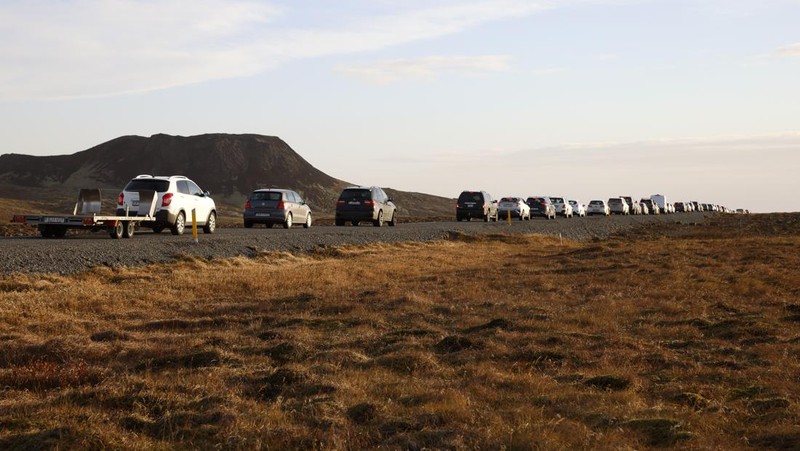 Gambaran umum kerusakan akibat aktivitas gunung berapi di lapangan golf, di Grindavik, Islandia 11 November 2023. (RUV/Ragnar Visage/Handout via REUTERS)