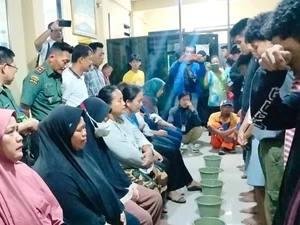 Nangis, Belasan Pelajar Pelaku Tawuran di Jakpus Dihukum Cuci Kaki Ibu