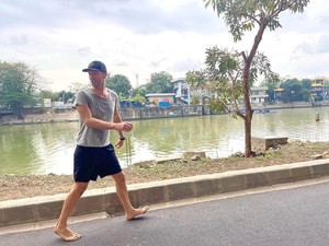 Potret Chris Martin Nyeker di Jakarta Sebelum Konser Coldplay