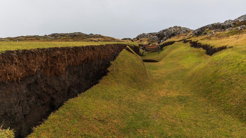 Gambaran umum kerusakan akibat aktivitas gunung berapi di lapangan golf, di Grindavik, Islandia 11 November 2023. (RUV/Ragnar Visage/Handout via REUTERS)