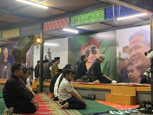 Ganjar-Mahfud Tiba di Rumah TPN, Salat Magrib Berjamaah Sebelum ke KPU