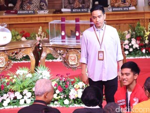 Momen Prabowo Salaman dan Gibran Salim ke Mega di KPU, Kaesang Bersimpuh