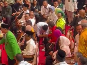 Gibran Bersalaman dengan Hasto Sekjen PDIP di Lokasi Pengundian Nomor Urut