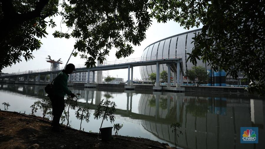 Jembatan Penyebrangan Orang (JPO) di sisi Utara Stadion Jakarta Internasional Stadium (JIS), Selasa (14/11/2023). (CNBC Indonesia/Tri Susilo)