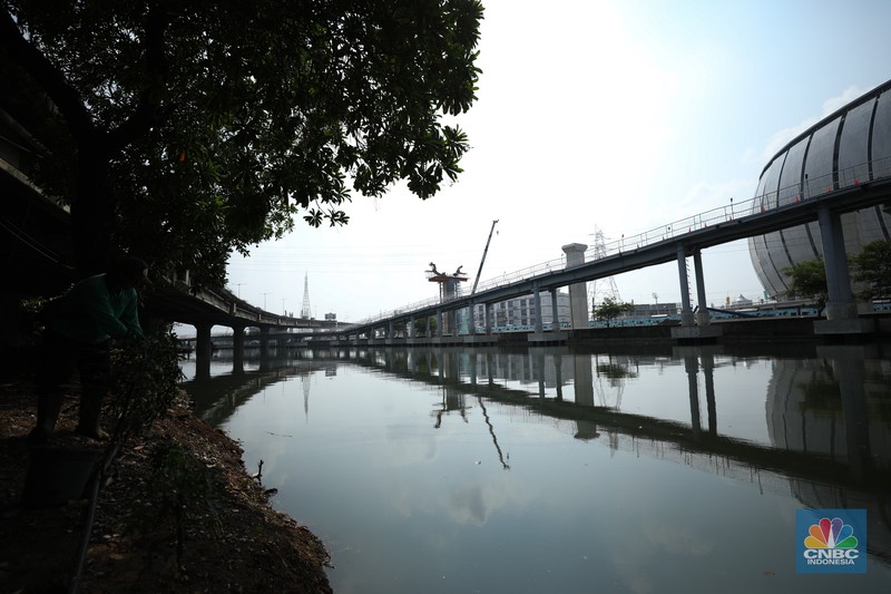 Jembatan Penyebrangan Orang (JPO) di sisi Utara Stadion Jakarta Internasional Stadium (JIS), Selasa (14/11/2023). (CNBC Indonesia/Tri Susilo)
