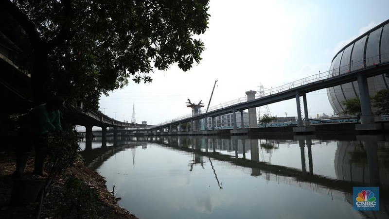 Jembatan Penyebrangan Orang (JPO) di sisi Utara Stadion Jakarta Internasional Stadium (JIS), Selasa (14/11/2023). (CNBC Indonesia/Tri Susilo)