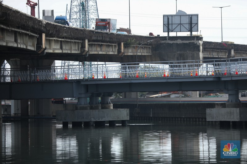 Jembatan Penyebrangan Orang (JPO) di sisi Utara Stadion Jakarta Internasional Stadium (JIS), Selasa (14/11/2023). (CNBC Indonesia/Tri Susilo)
