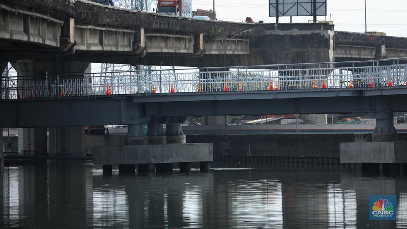 Jembatan Penyebrangan Orang (JPO) di sisi Utara Stadion Jakarta Internasional Stadium (JIS), Selasa (14/11/2023). (CNBC Indonesia/Tri Susilo)