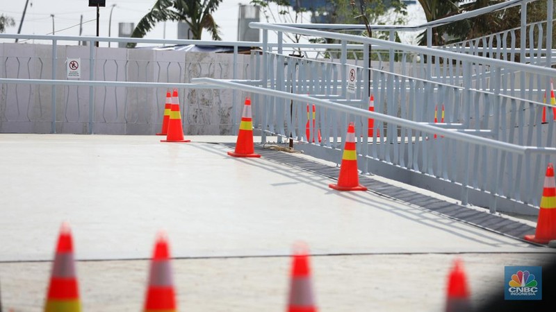 Jembatan Penyebrangan Orang (JPO) di sisi Utara Stadion Jakarta Internasional Stadium (JIS), Selasa (14/11/2023). (CNBC Indonesia/Tri Susilo)