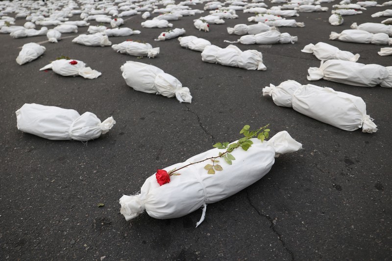Kafan simbolis mayat anak-anak Gaza terlihat saat memberi isyarat di sebuah jalan di Teheran, Iran 13 November 2023. (Majid Asgaripour/WANA (West Asia News Agency) via REUTERS)