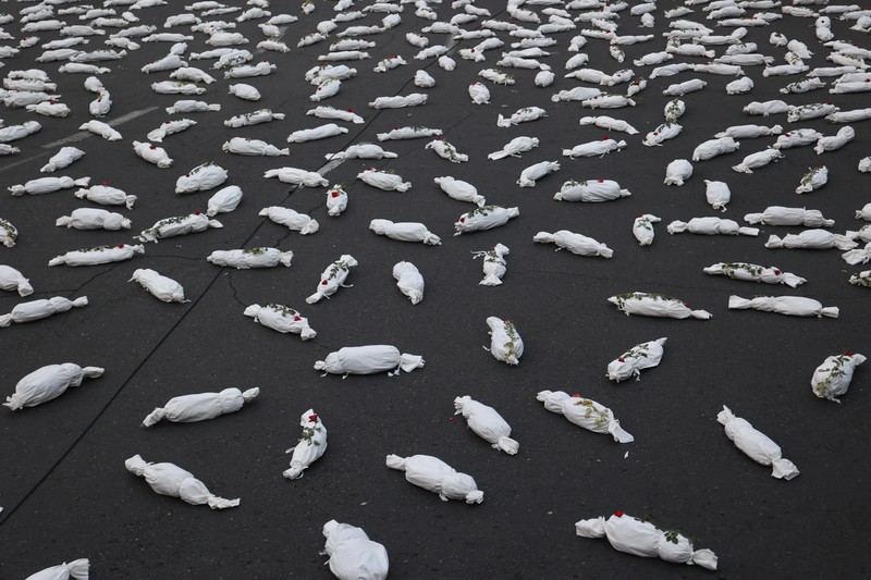 Kafan simbolis mayat anak-anak Gaza terlihat saat memberi isyarat di sebuah jalan di Teheran, Iran 13 November 2023. (Majid Asgaripour/WANA (West Asia News Agency) via REUTERS)