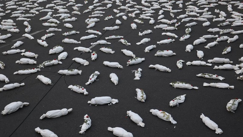 Kafan simbolis mayat anak-anak Gaza terlihat saat memberi isyarat di sebuah jalan di Teheran, Iran 13 November 2023. (Majid Asgaripour/WANA (West Asia News Agency) via REUTERS)