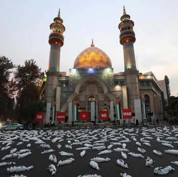 Penampakan Ratusan Kafan di Depan Masjid Iran, Ada Apa?