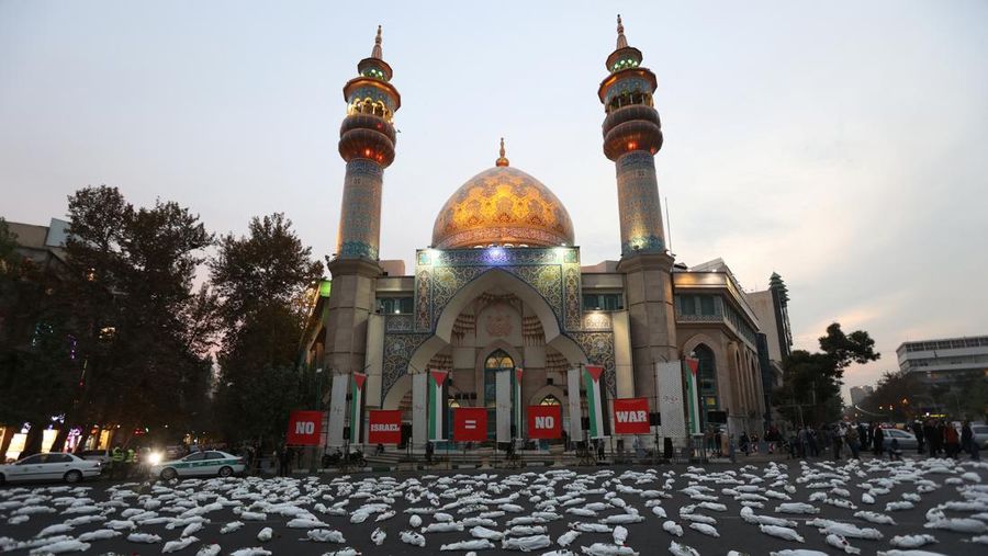 Kafan simbolis mayat anak-anak Gaza terlihat saat memberi isyarat di sebuah jalan di Teheran, Iran 13 November 2023. (Majid Asgaripour/WANA (West Asia News Agency) via REUTERS)