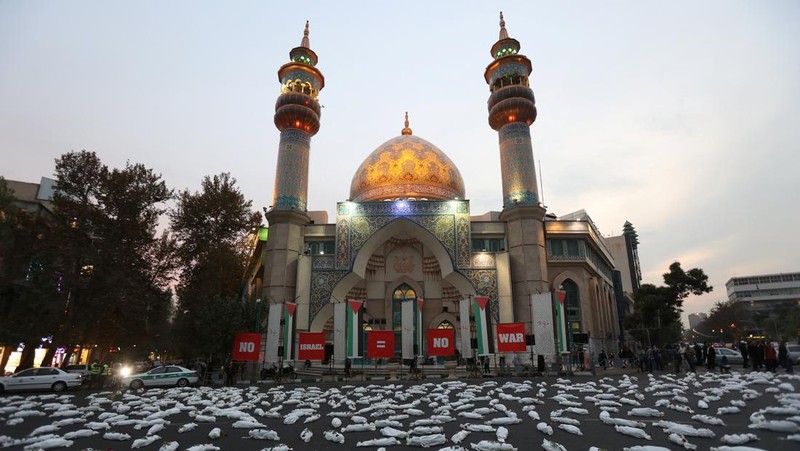 Kafan simbolis mayat anak-anak Gaza terlihat saat memberi isyarat di sebuah jalan di Teheran, Iran 13 November 2023. (Majid Asgaripour/WANA (West Asia News Agency) via REUTERS)