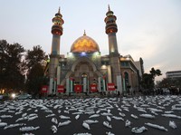 Penampakan Ratusan Kafan di Depan Masjid Iran, Ada Apa?