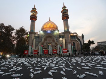 Penampakan Ratusan Kafan di Depan Masjid Iran, Ada Apa?