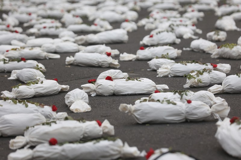 Kafan simbolis mayat anak-anak Gaza terlihat saat memberi isyarat di sebuah jalan di Teheran, Iran 13 November 2023. Kafan simbolis mayat anak-anak Gaza terlihat saat memberi isyarat di sebuah jalan di Teheran, Iran 13 November 2023. (Majid Asgaripour/WANA (West Asia News Agency) via REUTERS)