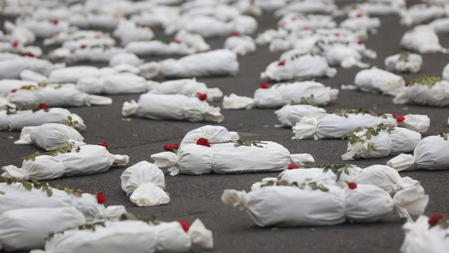 Kafan simbolis mayat anak-anak Gaza terlihat saat memberi isyarat di sebuah jalan di Teheran, Iran 13 November 2023. (Majid Asgaripour/WANA (West Asia News Agency) via REUTERS)