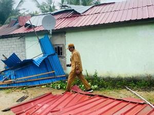 Diterjang Puting Beliung, 7 Rumah di Karimun Rusak