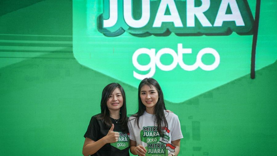 Melissa Siska Juminto, Presiden E-commerce GoTo memberikan penghargaan kepada Jenifer Widjaja, Managing Director Skindoze pada acara apresiasi Mitra Juara GoTo 2023 (Dok GoTo)