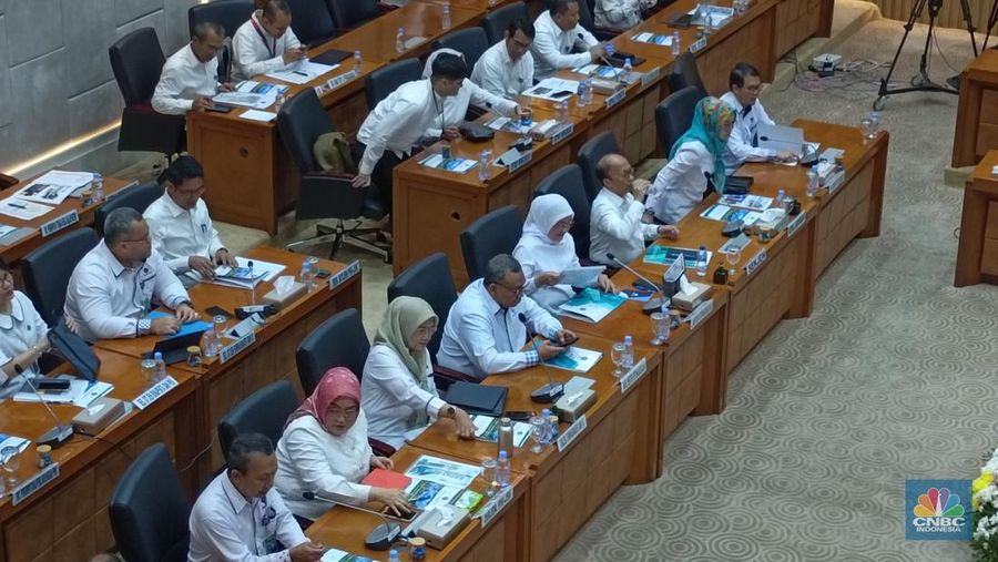 Menteri Ketenagakerjaan (Menaker) Ida Fauziyah beserta jajarannya untuk menghadiri Rapat Kerja (Raker) bersama Komisi IX DPR RI, Selasa (14/11/2023). (CNBC Indonesia/Martyasari Rizky)