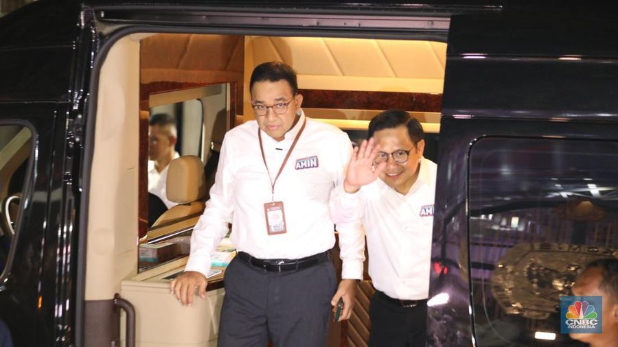Pasangan Bakal Calon Presiden Anies Baswedan dan Muhaimin Iskandar tiba di gedung Komisi Pemilihan Umum (KPU) jelang pengundian nomor urut Capres-Cawapres pada Selasa (14/11/2023). (վ/Tri Susilo)