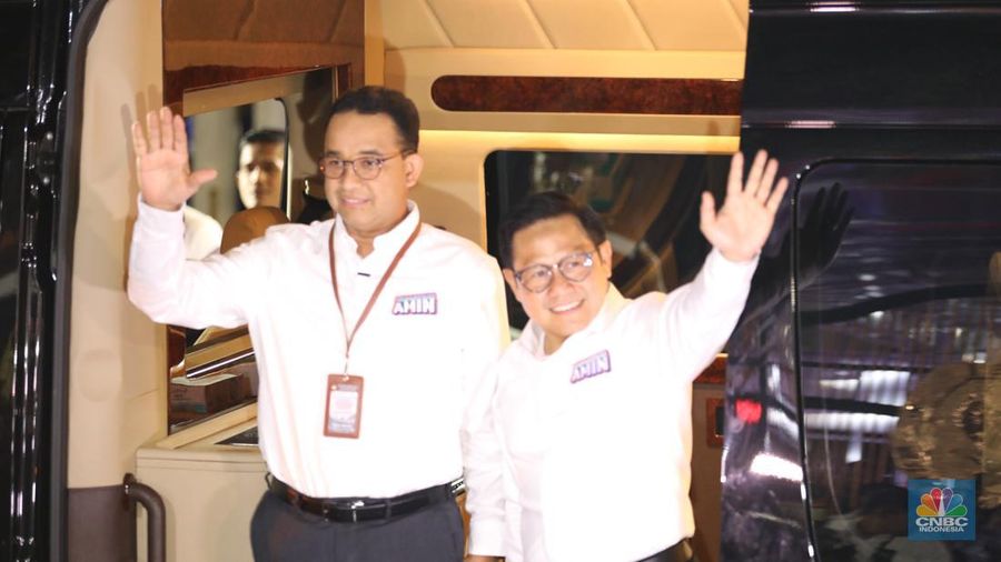 Pasangan Bakal Calon Presiden Anies Baswedan dan Muhaimin Iskandar tiba di gedung Komisi Pemilihan Umum (KPU) jelang pengundian nomor urut Capres-Cawapres pada Selasa (14/11/2023). (CNBC Indonesia/Tri Susilo)