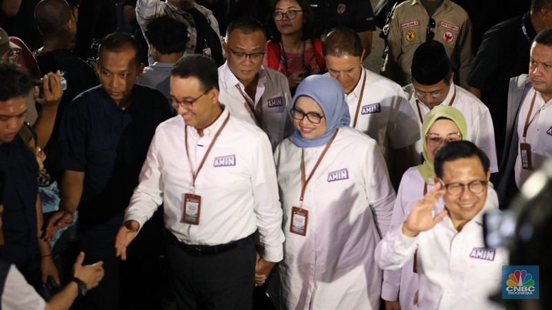 Pasangan Bakal Calon Presiden Anies Baswedan dan Muhaimin Iskandar tiba di gedung Komisi Pemilihan Umum (KPU) jelang pengundian nomor urut Capres-Cawapres pada Selasa (14/11/2023). (CNBC Indonesia/Tri Susilo)