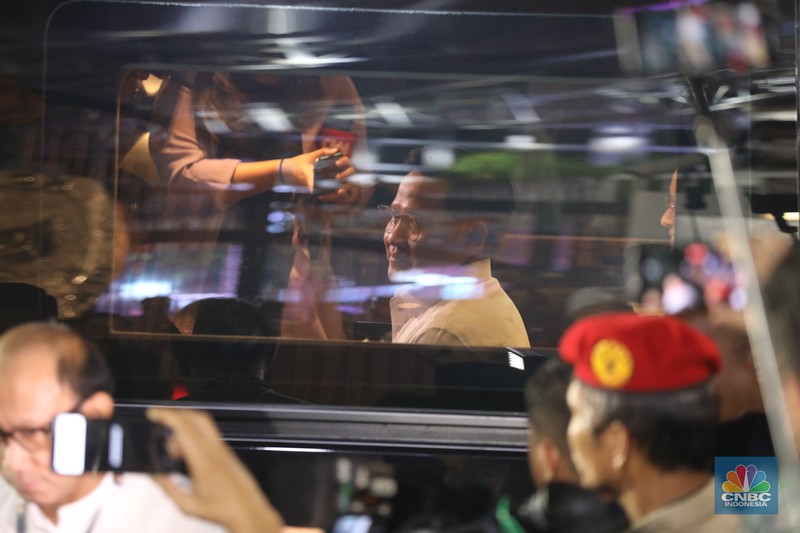 Pasangan Bakal Calon Presiden Anies Baswedan dan Muhaimin Iskandar tiba di gedung Komisi Pemilihan Umum (KPU) jelang pengundian nomor urut Capres-Cawapres pada Selasa (14/11/2023). (CNBC Indonesia/Tri Susilo)
